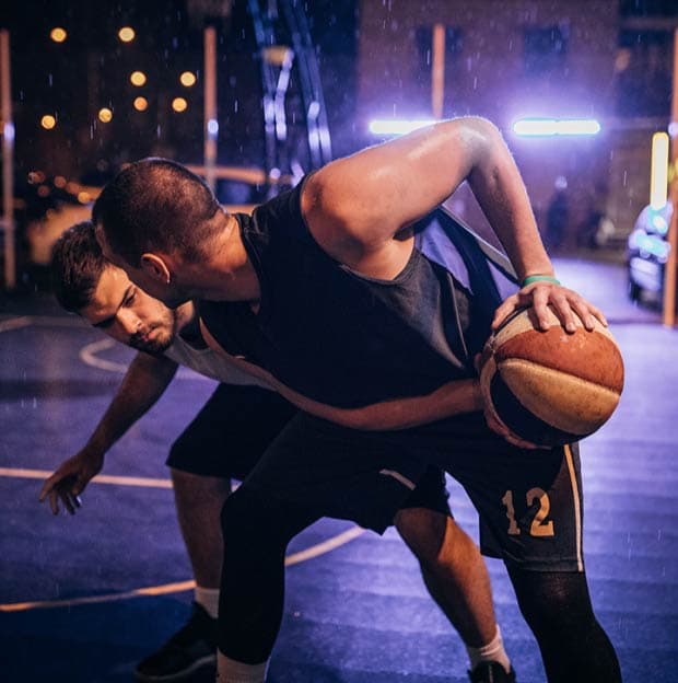 Os corpos de 2 homens jogando basquete são escaneados e depois aparecem com mais nitidez